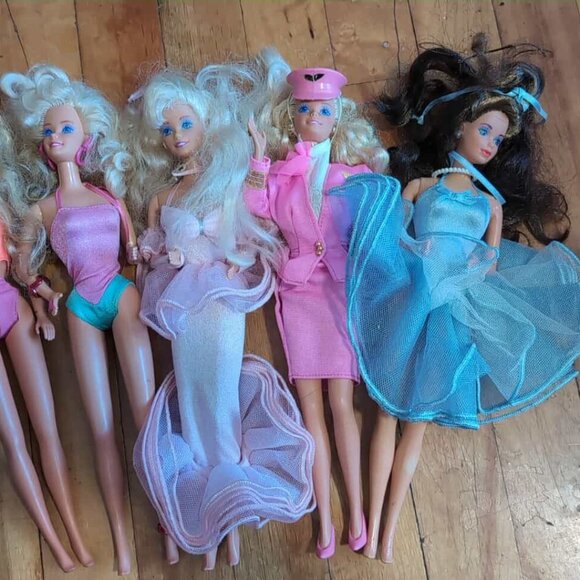 LOT: 11 Mid to late 1980s vintage Barbies with case. - Picture 1 of 16